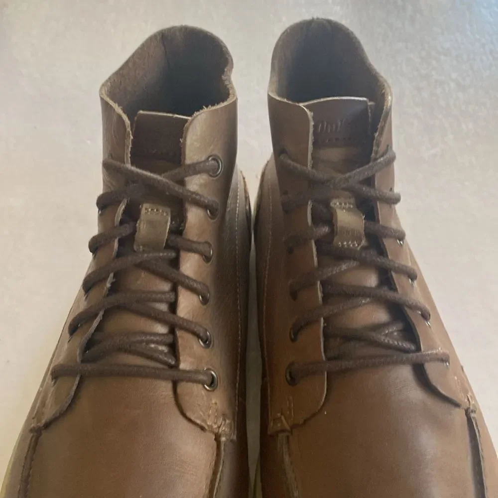 OLUKAI Nalukai Men’s Caramel Brown Leather Mid Top Boots Size 8.5 US
